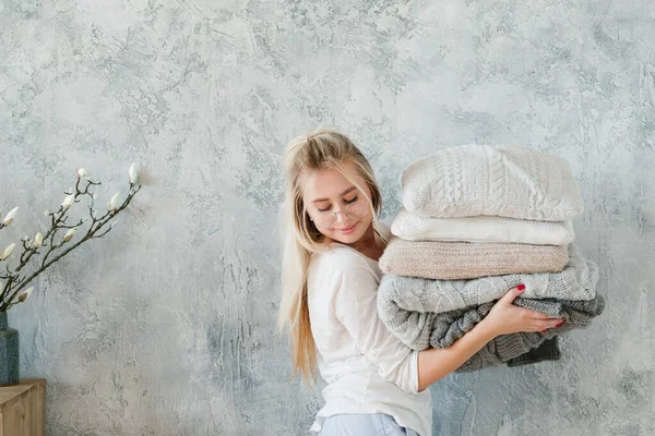 Téli hálószoba komfort hölgy kötött takaró párna — Stock Fotó