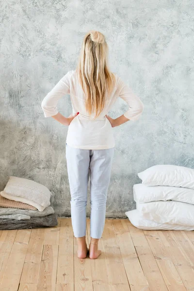 Huishoudelijke taken klusjes dame kussens slaapkamer — Stockfoto