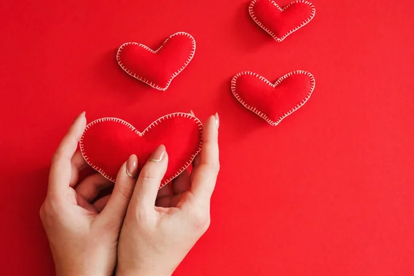 Creative valentine day gift handmade felt hearts — Stock Photo, Image