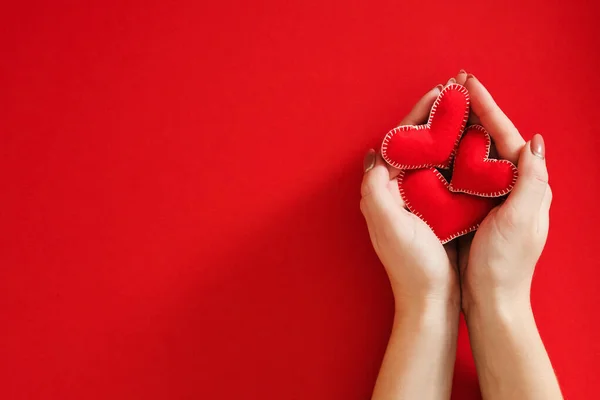 Gondoskodó anya család kézzel készített filc szív piros — Stock Fotó