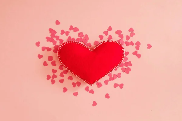 Romantic greeting card red handmade felt heart — Stock Photo, Image
