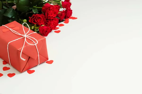 Romantikus ünnep meglepetés ajándék doboz piros rózsa — Stock Fotó