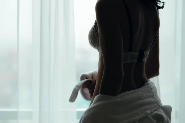 Sensualidade sedutor mulher branco lingerie janela — Fotografia de Stock