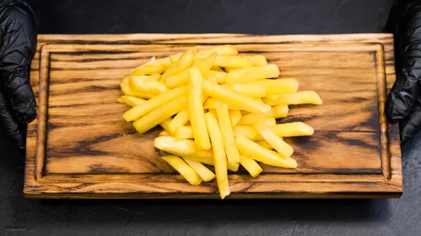 Plato de comida rápida salado patatas fritas tablero de madera — Foto de Stock