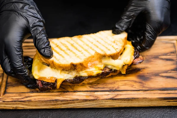 Professionell catering rökt nötkött brisket smörgås — Stockfoto