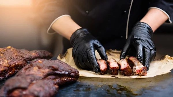 Churrasqueira restaurante cozinha chef costelas de porco defumado — Fotografia de Stock
