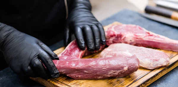 Slaktare butik färska nedskärningar rått nötkött kött kock biffar — Stockfoto