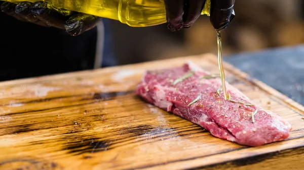 Steakhouse cocina vaquero carne de res cruda aceite de filete — Foto de Stock