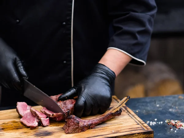 Steakhouse konyha cowboy steak szakács marhahús — Stock Fotó