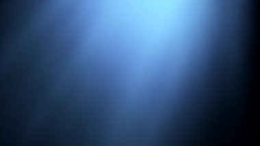 Bulanık ışınlar parlıyor. Odaklanmış ışınlar hareket ediyor.