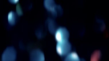 Bulanık, mavi, pembe, odaklanmış toz zerreleri hareket ediyor.