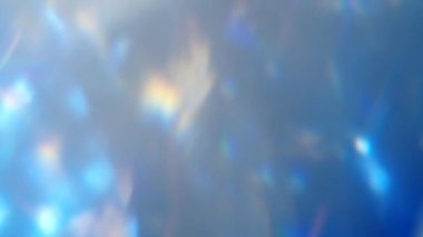 Bulanık kıvılcımlar opalesan beneklerin mavi hareketini örtüyor