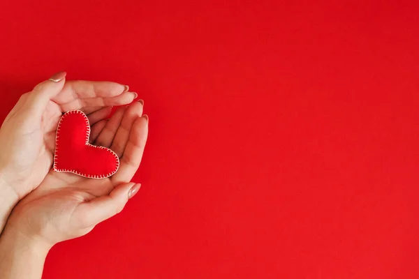 Valentine day gift handmade felt heart hands red — Stock Photo, Image