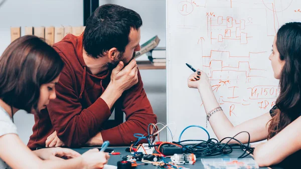 Engineers teamwork electronic device project — Stock Photo, Image