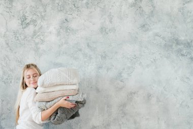 Ev hanımı battaniye yastığının rahatlığı.
