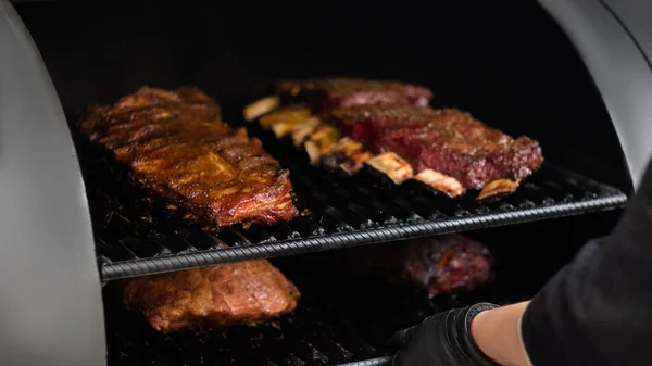 Grill restaurangkök kött BBQ rökare — Stockfoto