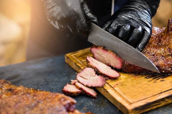 Kulinarischer Meisterkurs Koch geräucherte Rinderbrust — Stockfoto