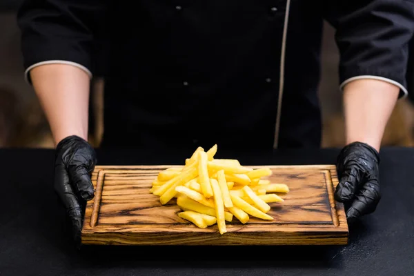 Snabbmatsrätt saltade pommes frites träskiva — Stockfoto
