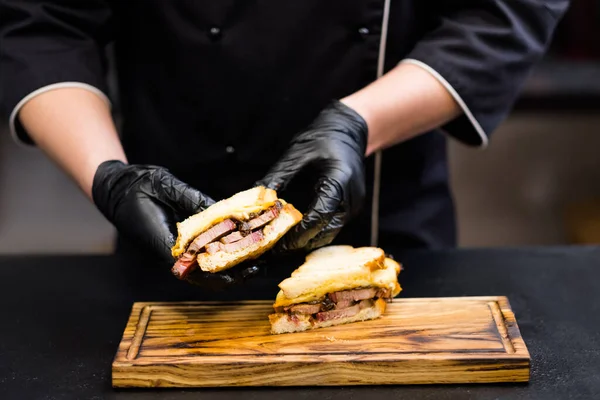 Matlagning mästare klass nötkött brisket smörgås ost — Stockfoto
