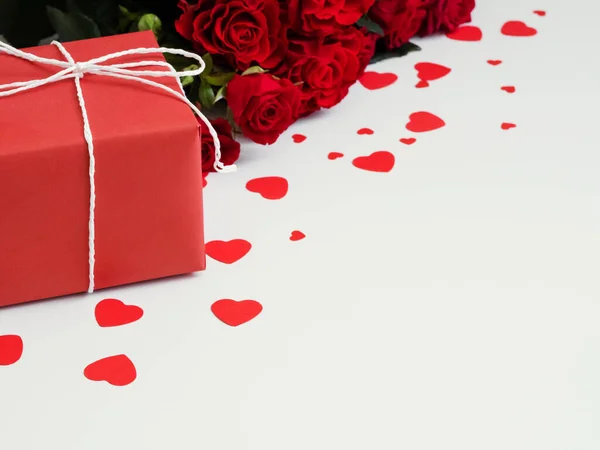 Szent Valentin nap vörös rózsa ajándék doboz szív — Stock Fotó