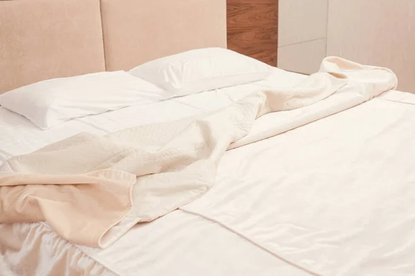 Σπίτι αναψυχής άδειο βρώμικο κρεβάτι τσαλακωμένο κουβέρτα — Φωτογραφία Αρχείου