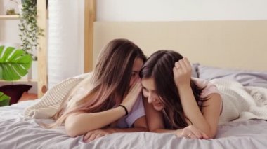Genç kızlar dedikodu yapıyor sırlarını paylaşıyorlar.