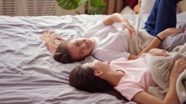 Genç kızlar pijama partisi, eğlence, eğlence, eğlence arkadaşları.