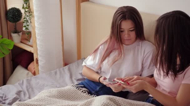 Adolescentes niñas ocio internet adicción teléfonos inteligentes — Vídeos de Stock