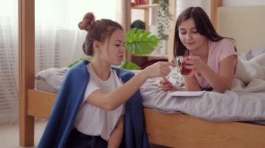 Sınıf arkadaşları ilişki genç kız arkadaş öğrenim