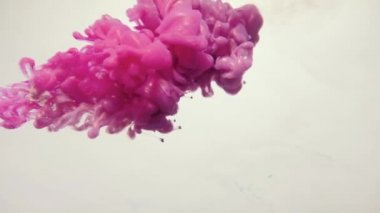 Suyun içindeki mürekkep bulutu Pembe duman hareketi beyaz