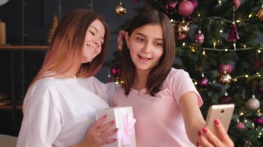 Neşeli fotoshoot mutlu kız kardeşler akıllı telefon