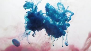 Boya damlaları mavi duman bulutu hareketi beyaz