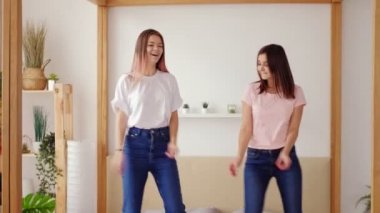 Arkadaşlar, eğlenen kızlar, gülümseyen dans yatakları.