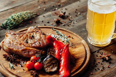 Et lokantası menüsü ızgara et, sebze, bira kupası.