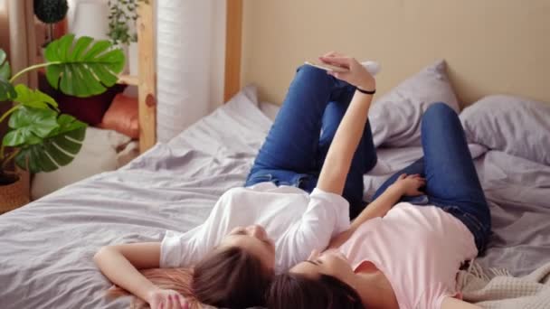 Nővérek szelfi modern szabadidő tini lányok pózol — Stock videók