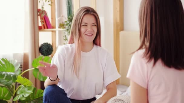 Дівчата розмовляють веселі друзі випадкова розмова — стокове відео