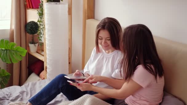 Стиль життя підлітків соціальні медіа дівчина смартфон — стокове відео