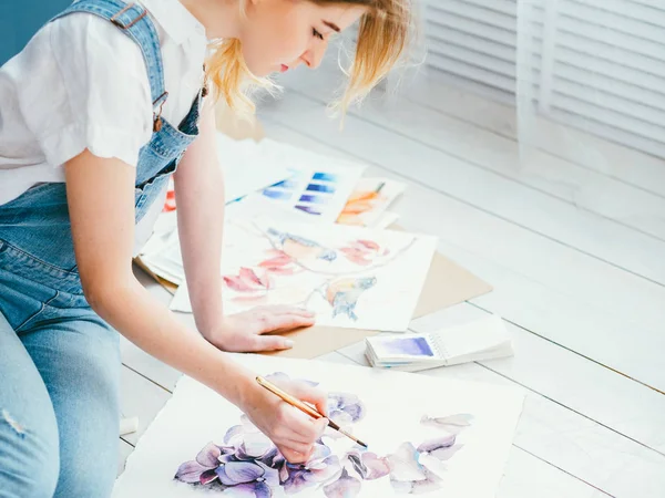 Künstler Lifestyle talentierte Frau genießt die Malerei — Stockfoto