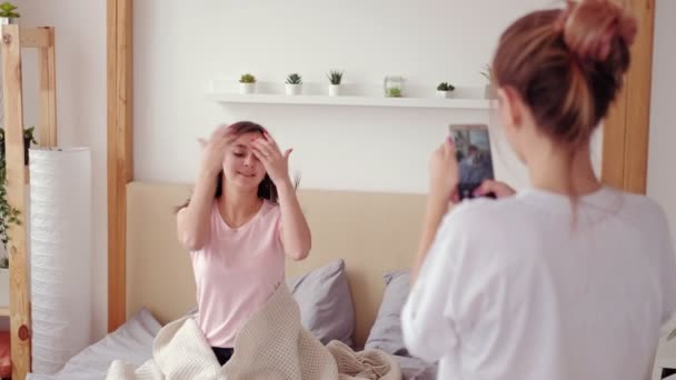 Home photoshoot female friend smartphone camera — Stock Video © golubovy #321741522 608x342 picture Home photoshoot female friend smartphone camera — Stock Video © golubovy #321741522