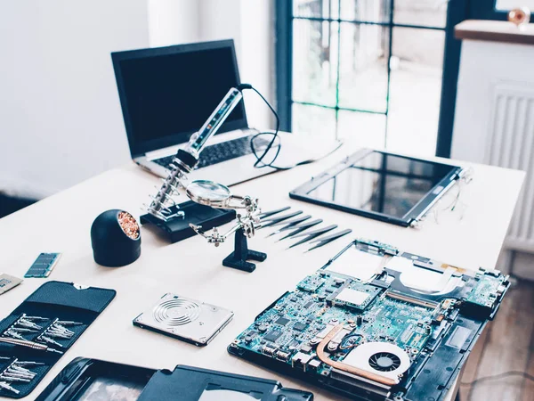 Teknisk support ingenjör arbetsplats laptop verktyg — Stockfoto