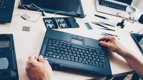 Техническое обслуживание демонтированной клавиатуры ноутбука — стоковое фото
