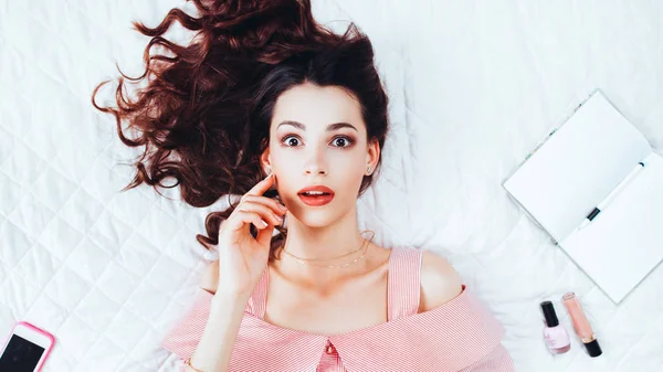 Saç bakımına şaşıran kadın kozmetik yatağı — Stok fotoğraf