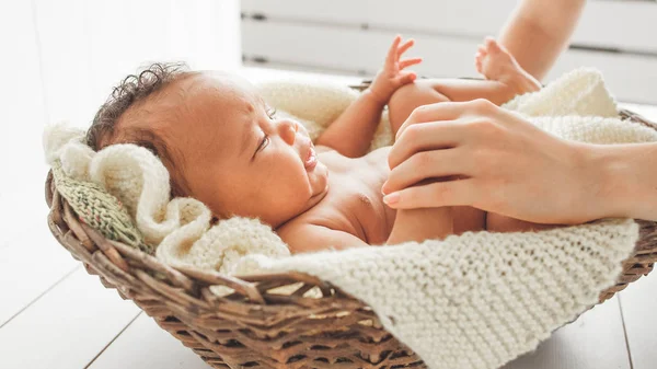 Pasgeboren welzijn moeder zorg bescherming baby — Stockfoto