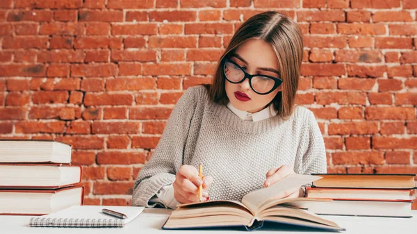 Trabajo científico educación universitaria de secundaria — Foto de Stock