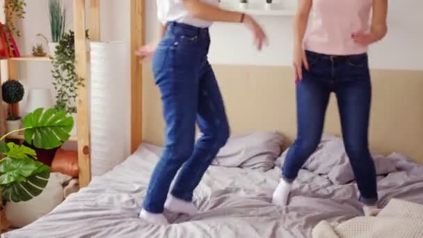 Lányok otthon party női barátok szórakozás tánc ágy — Stock videók