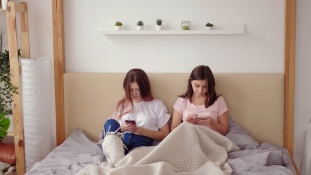 Adolescentes phubbing feminino amigos usando smartphones — Vídeo de Stock