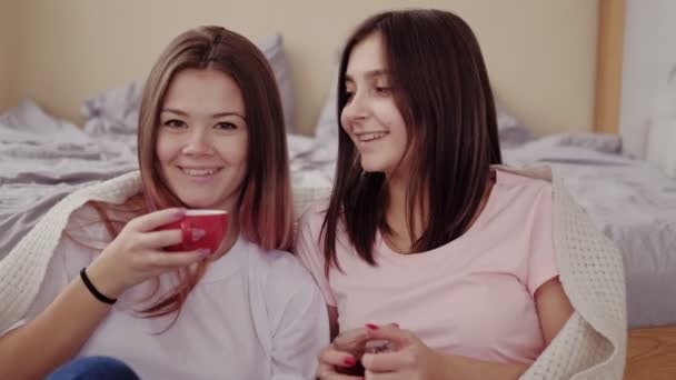 Meninas amizade estreita relacionamento feliz besties — Vídeo de Stock