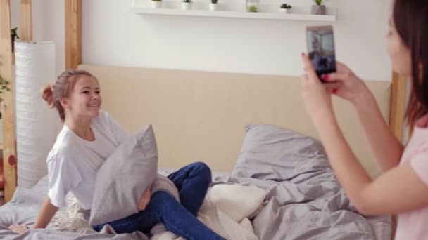 Home photoshoot alegre adolescente meninas smartphone — Vídeo de Stock