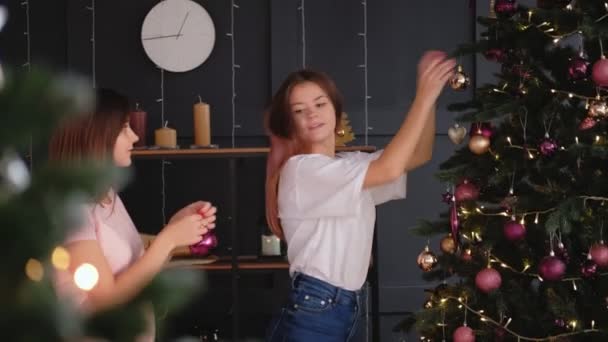 Preparações de Natal irmãs decoração abeto — Vídeo de Stock