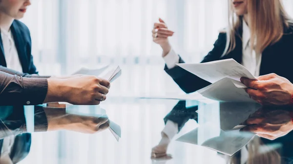 Socios comerciales de comunicación de equipo profesional — Foto de Stock